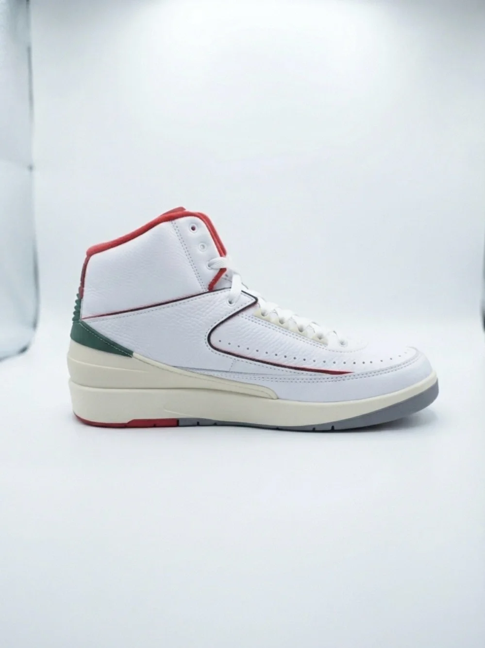 Jordan Retro 2’s High-Top Sneakers Italy/Mexico Colorway Size 11 Men’s